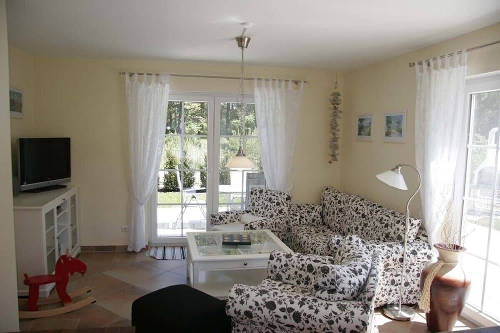 Exclusive holiday home with thatched roof, right by the sea and on the beach behind the dune in Ostseebad Karlshagen, Karlshagen