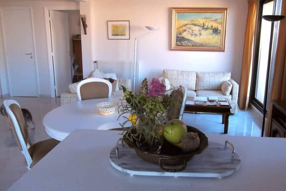 Hel lägenhet, Renovated apartment, top floor, sea view, landscaped terrace 40m2, in Beaulieu-sur-Mer, Nice region