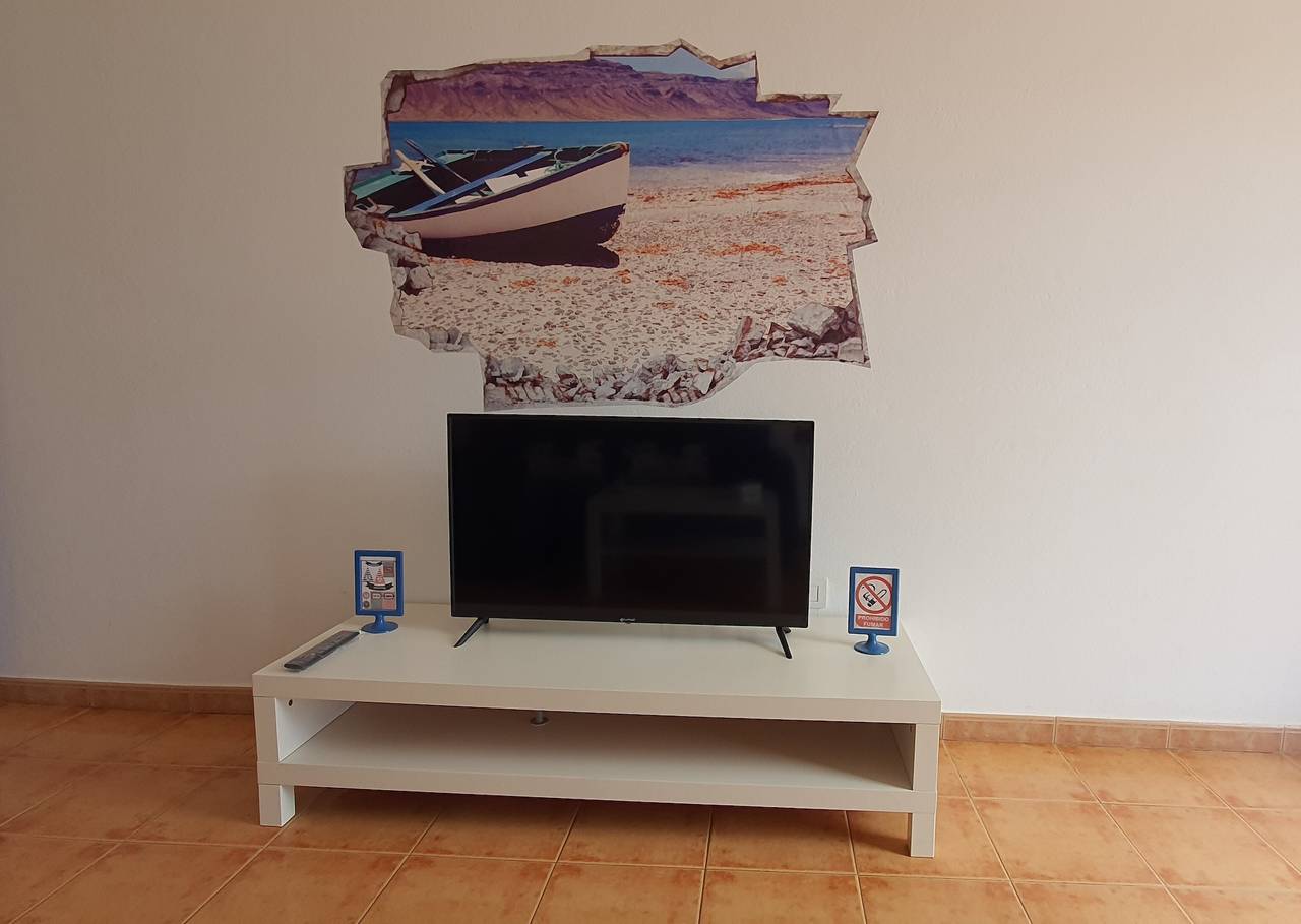 Casa vacacional 'Azul' con vistas al mar, terraza privada y Wi-Fi in La Graciosa, Parque Natural Archipiélago Chinijo