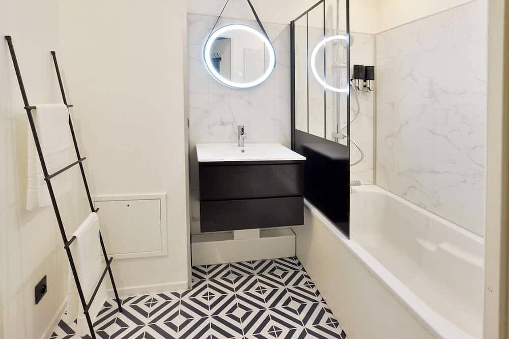 Entire apartment, L'Olivier 7min Disneyland Paris 4 persons + 1 baby with Parking/Balcony in Bailly-Romainvilliers, Seine-et-Marne