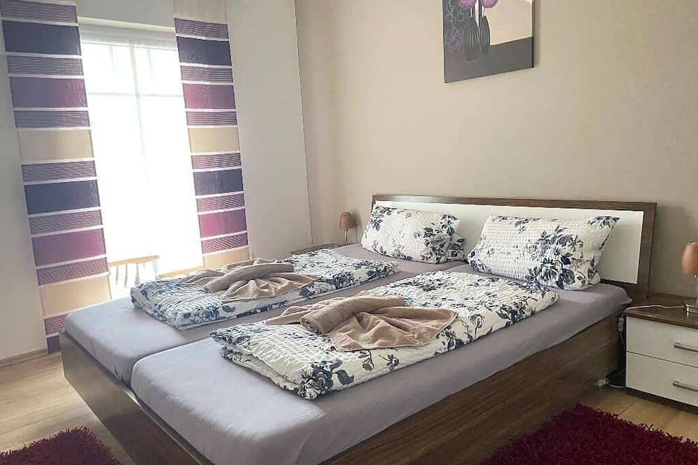 Ganze Wohnung, Großes, helles Appartement (90qm) für bis zu 6 Personen in Seenähe in Wackersdorf, Naturpark Oberpfälzer Wald
