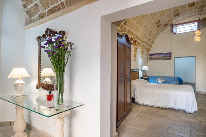 Entire apartment, Apartment 'Panaka - Bottega Dello Speziale' with Private Terrace and Air Conditioning in Corigliano d'Otranto, Lecce Province