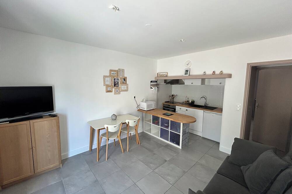 Apartamento entero, 40 m2 apartment with small terrace and parking space in Montfaucon, Region de Nimes