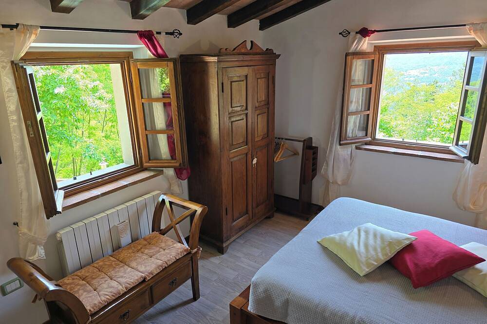Romantic Tuscany villa with private pool in stunning location, complete privacy. in Castiglione di Garfagnana, Garfagnana