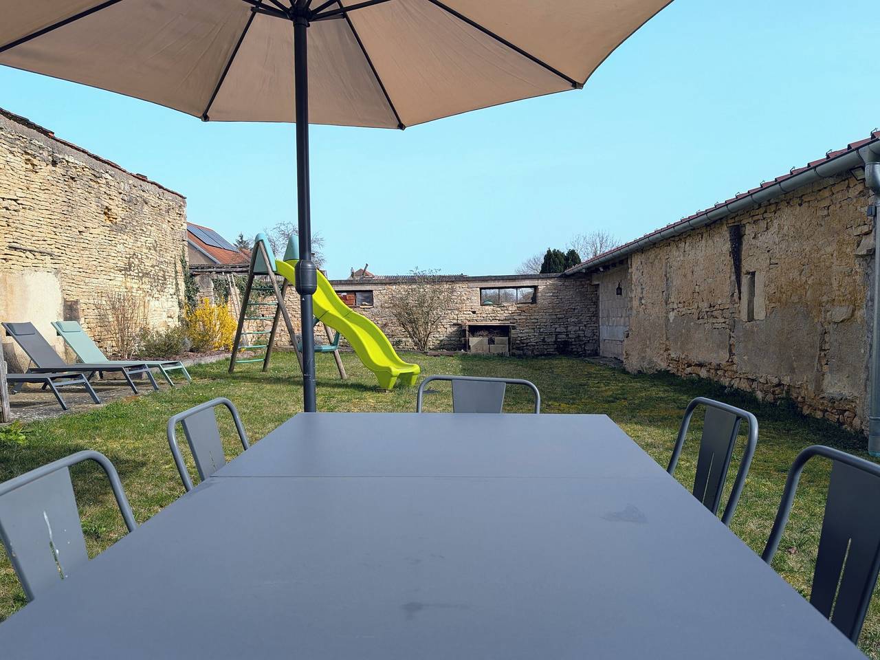 Gîte rénové Xviiième siècle, animaux acceptés, jardin clôturé in Semmadon, Haute-Saône