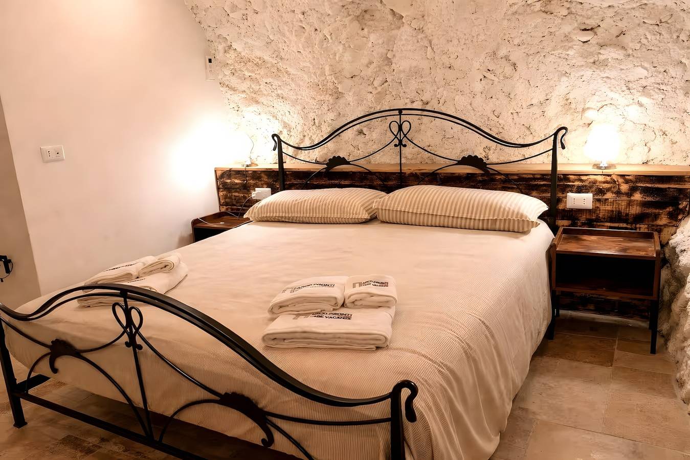 Appartamento intero, Appartamento in Pietra nel Centro Storico con Wifi e Aria Condizionata in Sant'Agata di Puglia, Provincia di Foggia
