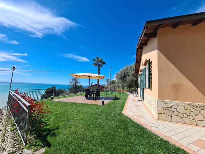 Villa für 5 Personen, mit Balkon und Terrasse sowie Garten und Ausblick