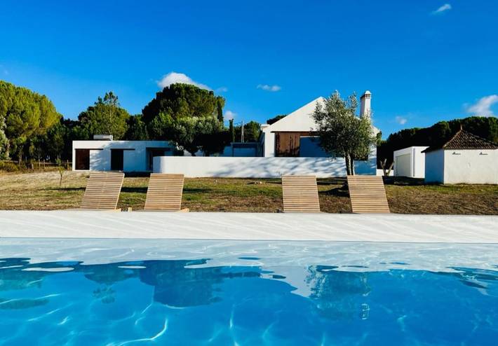 Villa para 10 pessoas, com piscina e vista para o lago e ainda jardim em Montemor-o-Novo