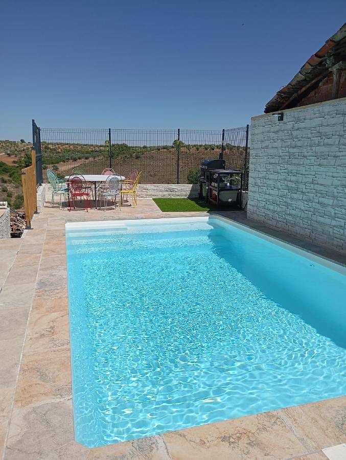 Casa de vacaciones para 18 personas, con piscina además de jacuzzi y terraza, Familias con niños en Provincia de Guadalajara