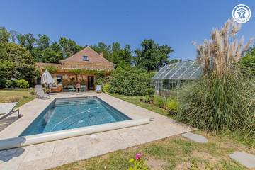 Gîte pour 6 personnes, avec terrasse ainsi que jardin et piscine à Anzy-le-Duc
