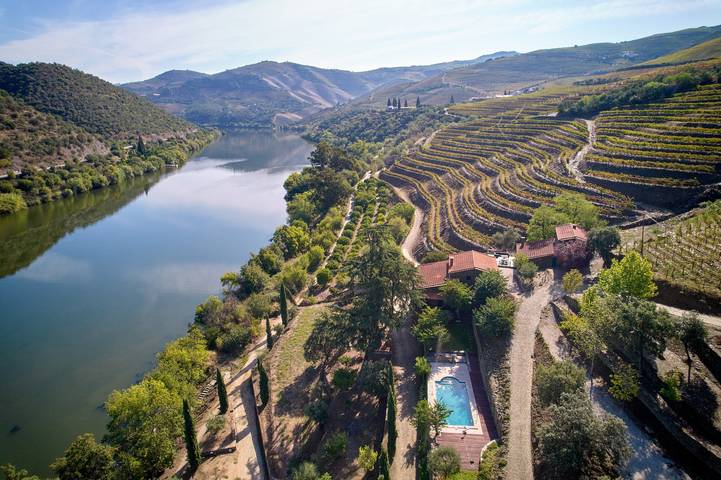 Entire apartment, Apartment 'Suite Castanha' with Shared Pool, Wi-Fi and Air Conditioning in Ervedosa do Douro, Douro Valley