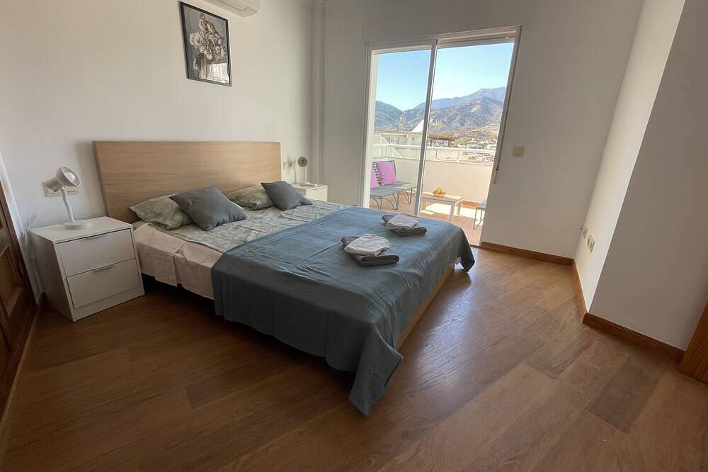 Entire apartment, Sunny 3 bed apartment only 7 minute walk from beach in La Herradura, Almuñecar