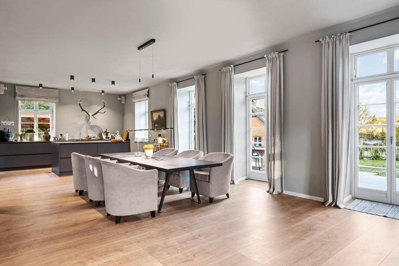 Gut Kletkamp "Försterei" - Freistehendes Backsteinhaus mit 4 Schlafzimmern ruhig am Waldrand gelegen I Kamin I Garten & Terrasse I 15 Min zur Ostsee I 3 Bäder I Küche I Parkplatz I Wlan in Kletkamp, Südliche Ostseeküste