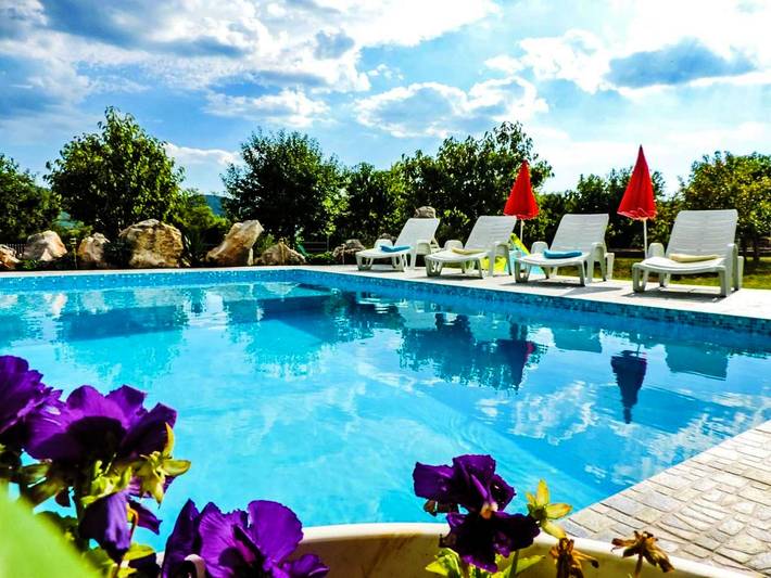 Villa pour 7 personnes, avec piscine ainsi que vue et jardin, animaux acceptés à Sinj