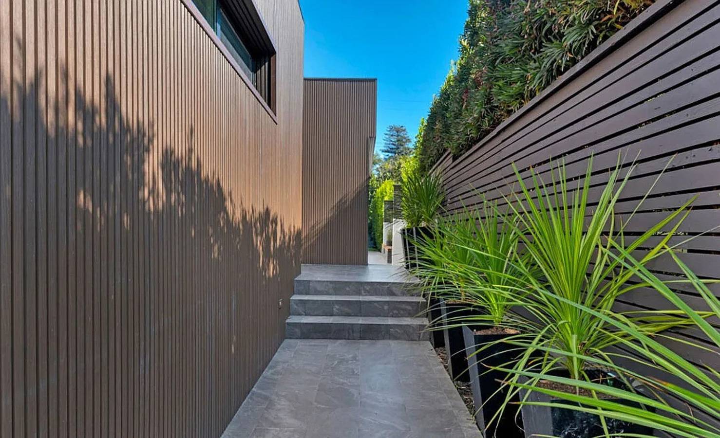 Villa Green in Los Angeles in Brentwood Heights, Los Angeles