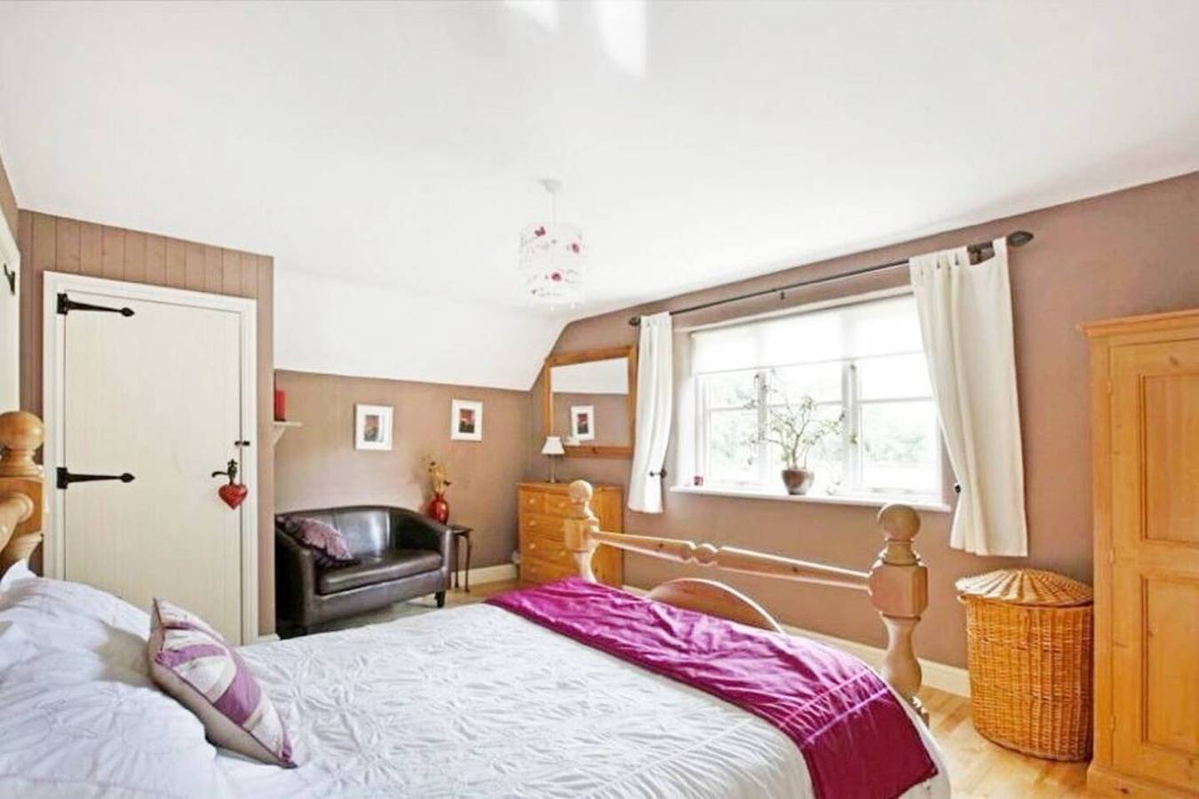 5-Bed Home - Sleeps 12, Pool, Garden & Play Area in West Bagborough, Somerset