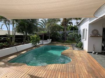 Gîte pour 8 personnes, avec terrasse ainsi que piscine et jardin sur l' Île de la Réunion