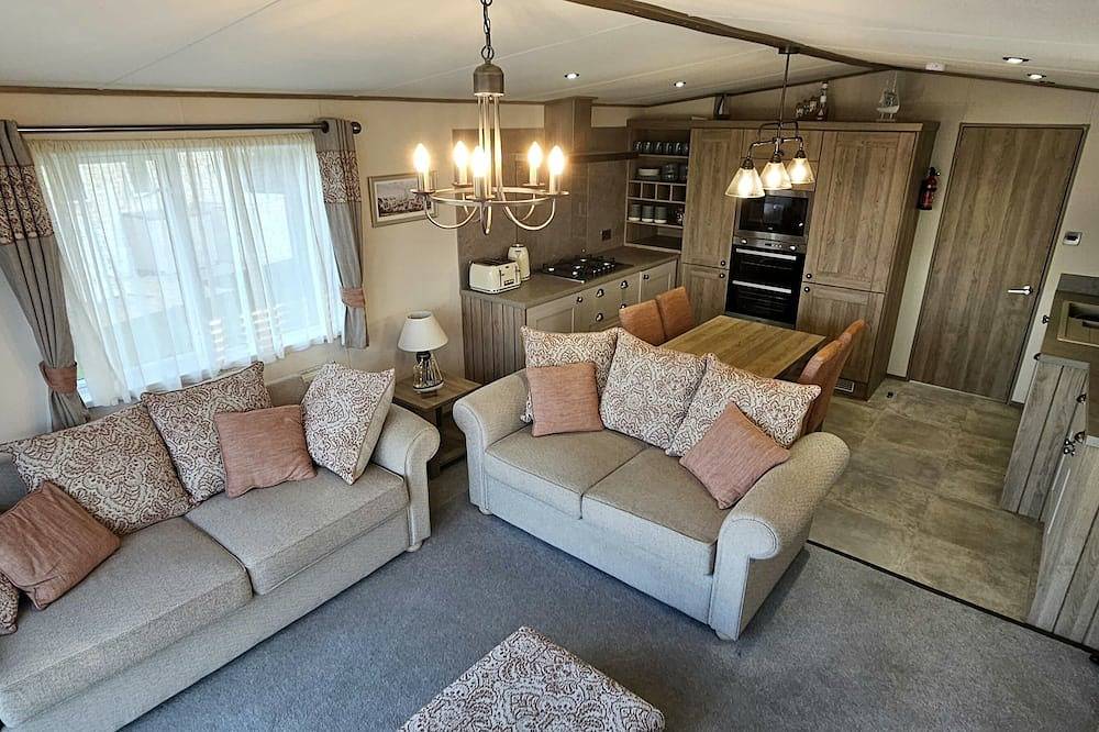 Hot Tub Lodge Cornwall - Meadow Lakes Holiday Park in Cornwall