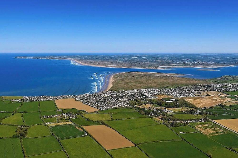 Family Holiday Home 3 Bed 2.5 Bath Free Wi-Fi 10 mins walk to Westward Ho! Beach in Westward Ho, Hartland Devon Heritage Coast