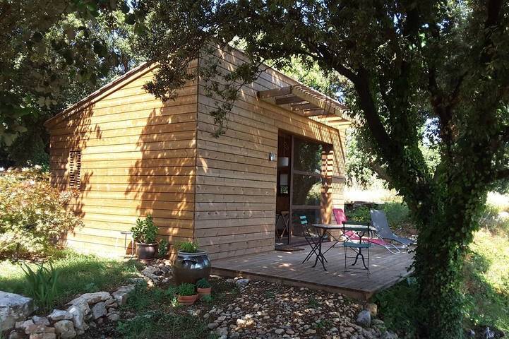 Gîte pour 2 personnes, avec jardin et terrasse à La Caunette