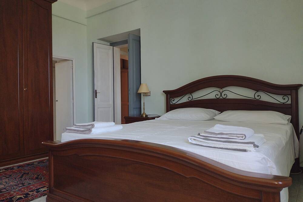 Casa Alta - 4 Bedroom Stunning Views and Villa with Pool in Medieval  Hill Town in Sant'Angelo in Pontano, Macerata Provinz