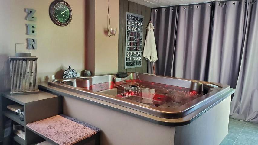 Gîte pour 4 personnes, avec Balcon et Jacuzzi ainsi que Terrasse et Jardin à Fronsac
