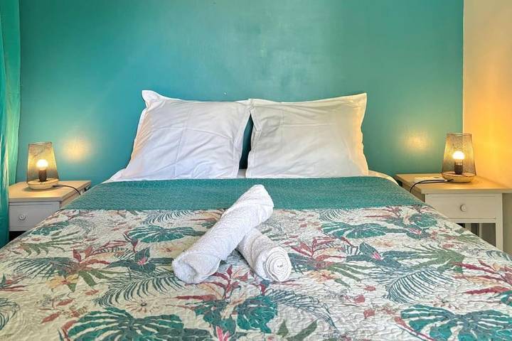 Gîte pour 4 personnes, avec piscine et terrasse dans Plage de Saint-Félix