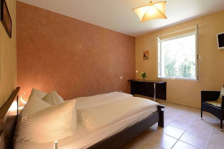 Location de vacances pour 6 personnes, avec terrasse et piscine, animaux acceptés à Beaumont-du-Périgord - 4