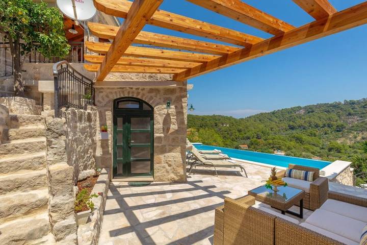 Villa pour 6 personnes, avec sauna et balcon ainsi que piscine et jacuzzi dans Mljet