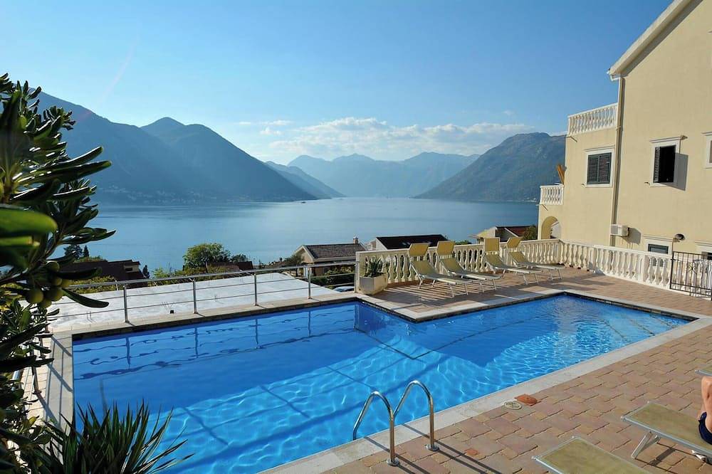 Ganze Wohnung, Luxus-Penthouse-Apartment, atemberaubender Blick auf die Bucht von Kotor, Gemeinschaftspool, Wlan in Dobrota, Opština Kotor