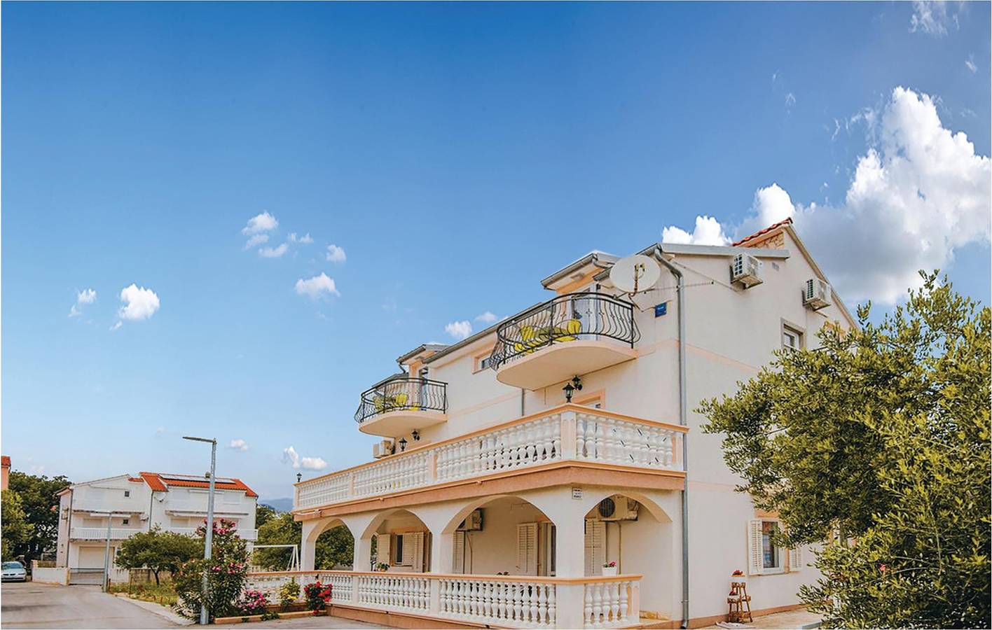 Ganze Ferienwohnung, Gemütliche 2-Zimmer-Wohnung mit Terrasse, 900 m vom Strand entfernt, WLAN & Parkplatz in Vodice, Šibenik-Knin