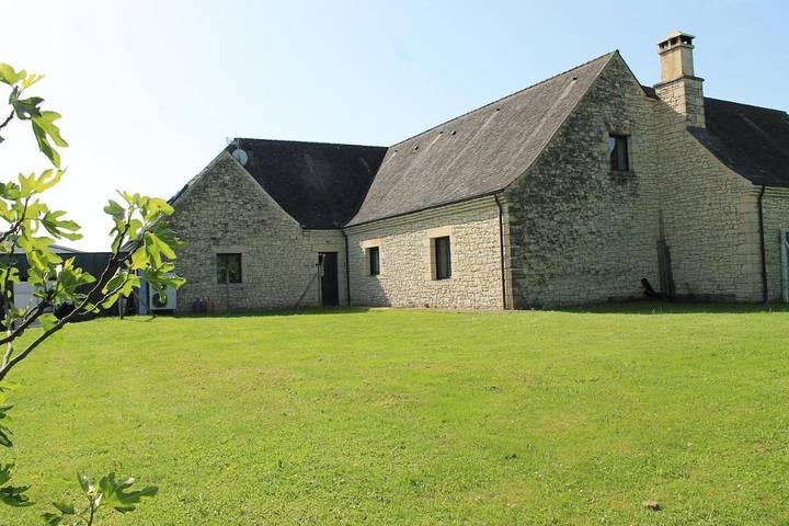 Location de vacances pour 12 personnes, avec piscine ainsi que vue et jardin à Saint-Robert - 2