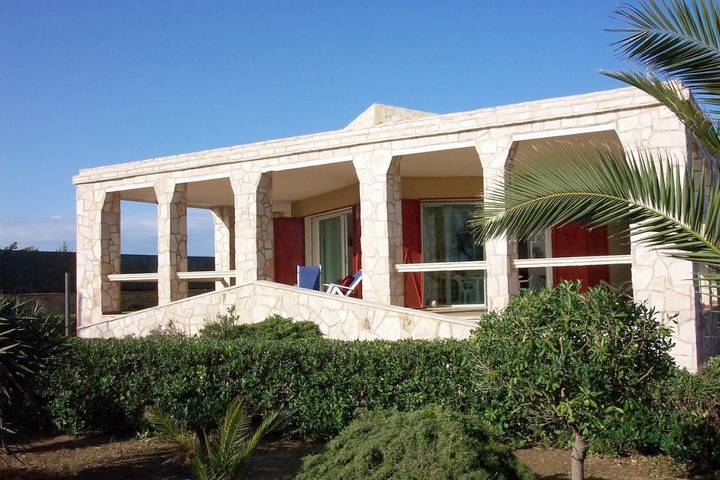 Casa vacanza per 8 persone, con piscina e panorama nonché giardino, adatto a famiglie con bambini a Maruggio