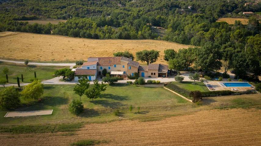 Location de vacances pour 7 personnes, avec piscine ainsi que jardin et vue à Peypin-d'Aigues