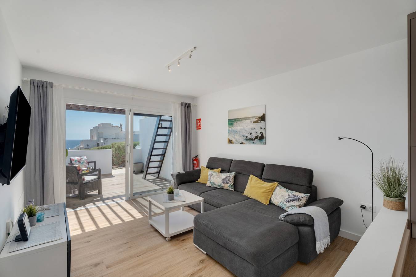 Apartamento entero, Vacaciones 'Agua Y Sol I' con piscina compartida, terraza privada y Wi-Fi in Porís de Abona, Tenerife Sur