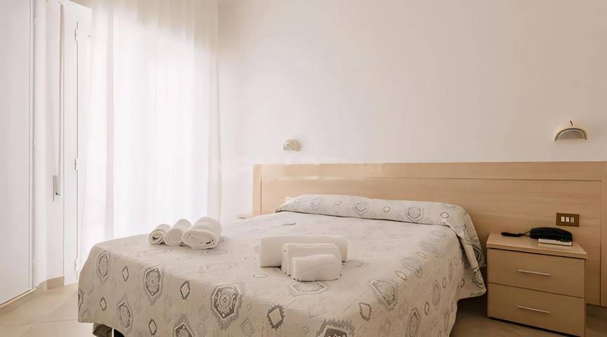 Hôtel pour 2 personnes, avec piscine ainsi que jacuzzi et jardin à Misano Adriatico - 2