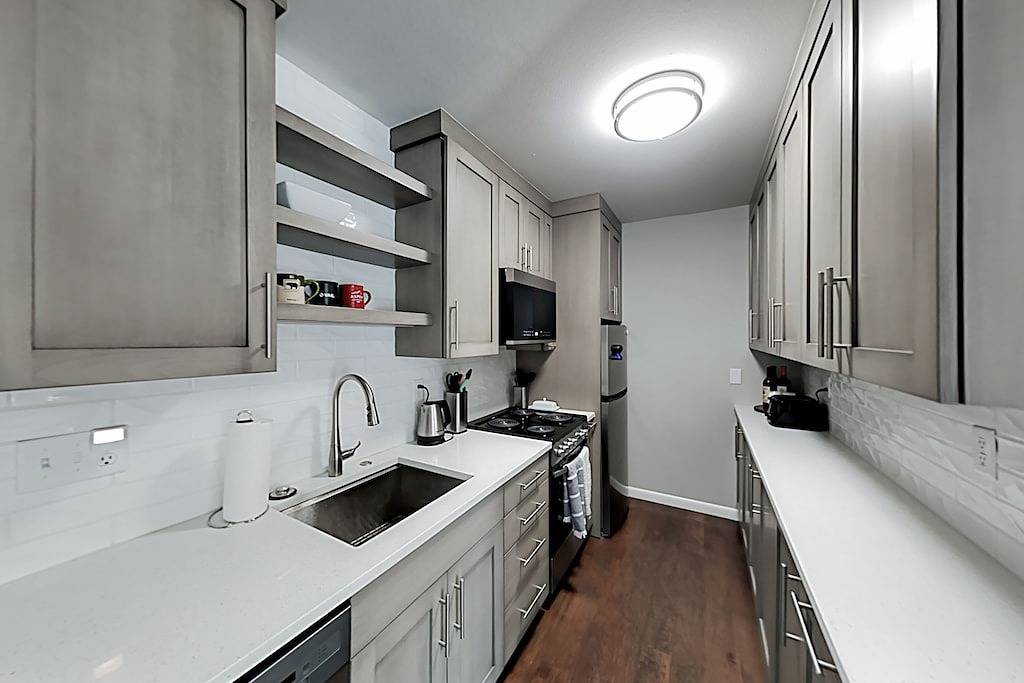 Ganze Wohnung, Mountain Views at Vail East | Fireplace, Desk, Walk to Vail Shuttle & Trails in Bighorn, Vail