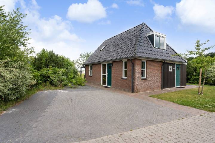 Ferienhaus für 8 Personen, mit Seeblick und Balkon/Terrasse sowie Kinderpool und Terrasse