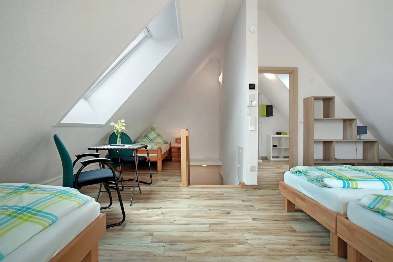 Ganze Wohnung, Ferienwohnung 'Bergsuite' mit Bergblick, Gemeinschaftsterrasse und Wi-Fi in Friedrichshafen, Region Bodensee-Oberschwaben