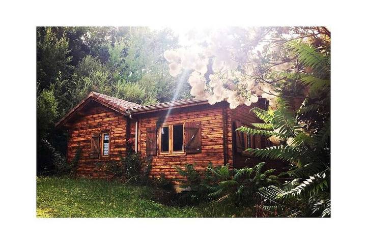 Location de vacances pour 6 personnes, avec jardin ainsi que piscine et terrasse à Doissat