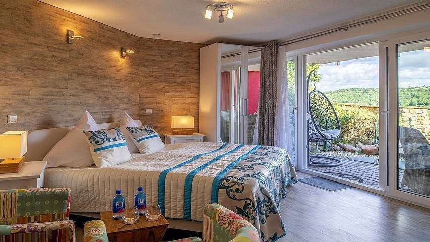 Ferienwohnung für 2 Personen, mit Sauna und Whirlpool sowie Terrasse, mit Haustier in Schalkenmehren - 3