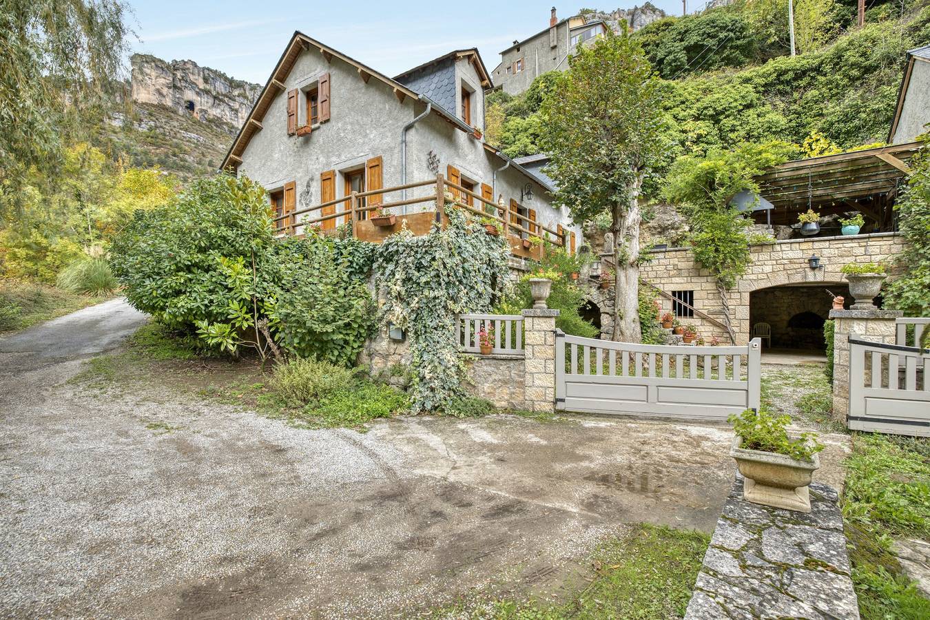 Spacious villa in Saint-Pierre-des-Tripiers with private pool in Saint-Pierre-des-Tripiers, Cévennes
