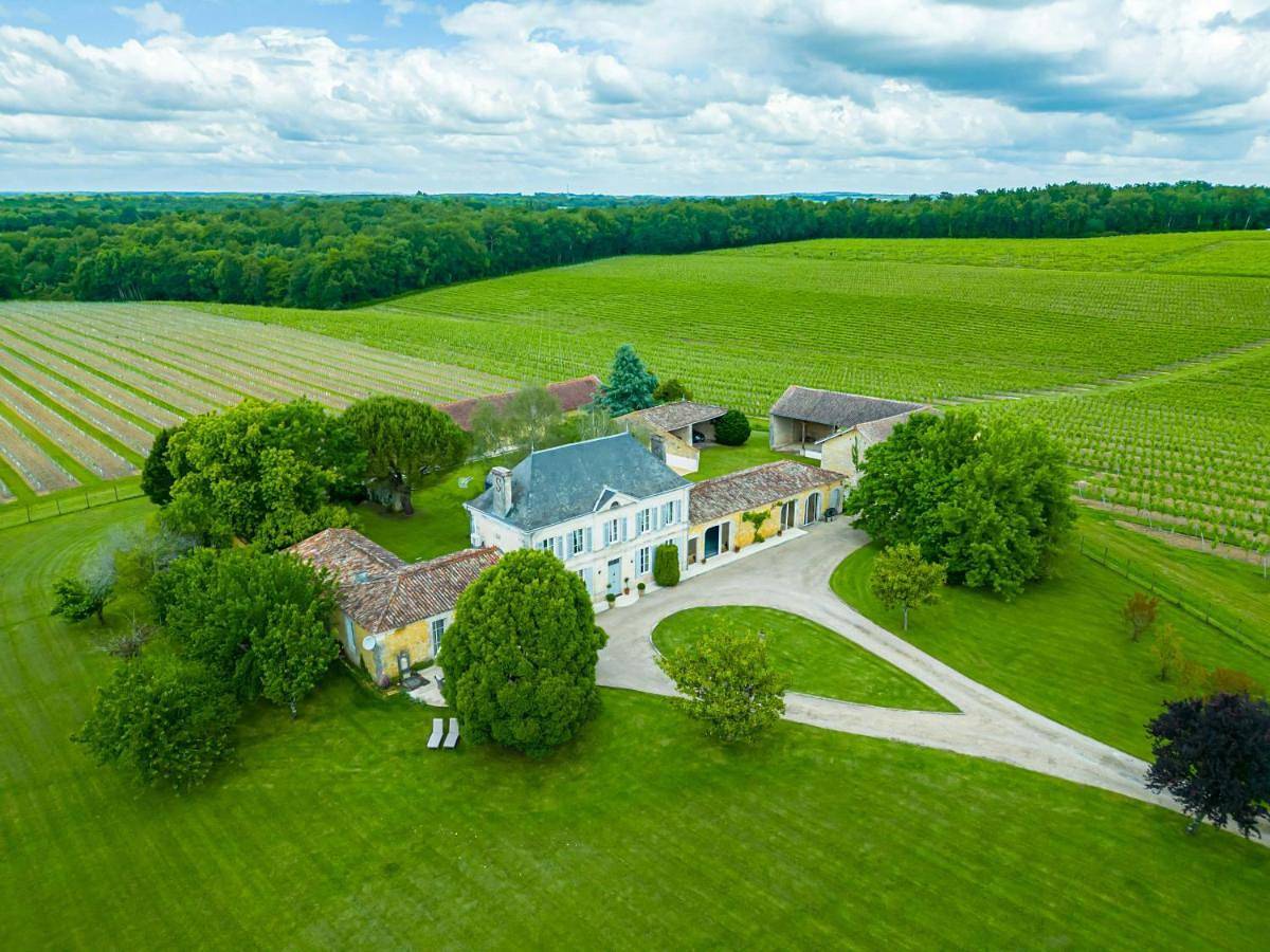 Five-Bedroom Holiday Home in Ozillac, Région de Jonzac