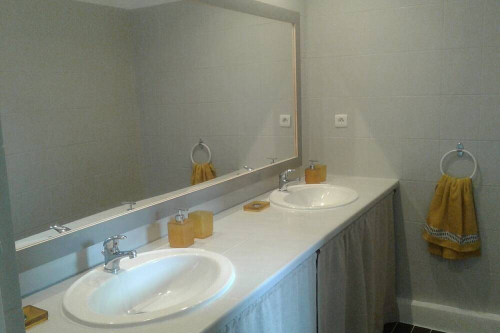 Belle Longère En Pierres  Avec Piscine Privee Chauffee. in Meuzac, Région de Limoges