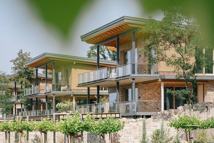 Ferienwohnung für 4 Personen, mit Balkon und Whirlpool sowie Terrasse und Garten