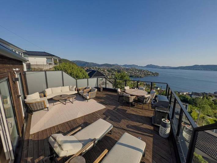 Ferieleilighet for 6 personer, med hage og jacuzzi, barnevennlig i Bergen
