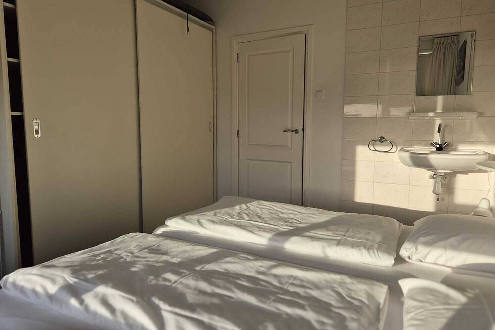 Apartment Lisamare liegt im 5.Stock des Apartmentkomplexes \"Kennedyflat\". Lage direkt am Meer und Strand, 100 m vom Zentrum und Dünen. Nur wenige Gehminuten vom Zentrum von Egmond Aan Zee, mit seinen gemütliche Geschäften und Restaurants. in Egmond, Egmond aan Zee