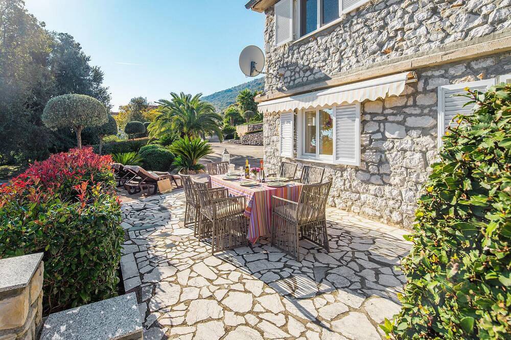 Entire apartment, Beach front apartment in Ravni with Wifi in Raša, Eastcoast Istria