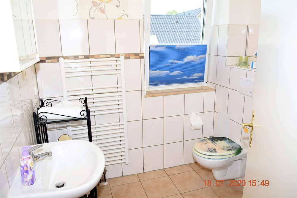 Ganze Wohnung, Exklusive 4-Sterne -2-Raum-Fewo im 1. Og ist eine von 3 Ferienwohnungen im Haus in Neppermin, Benz