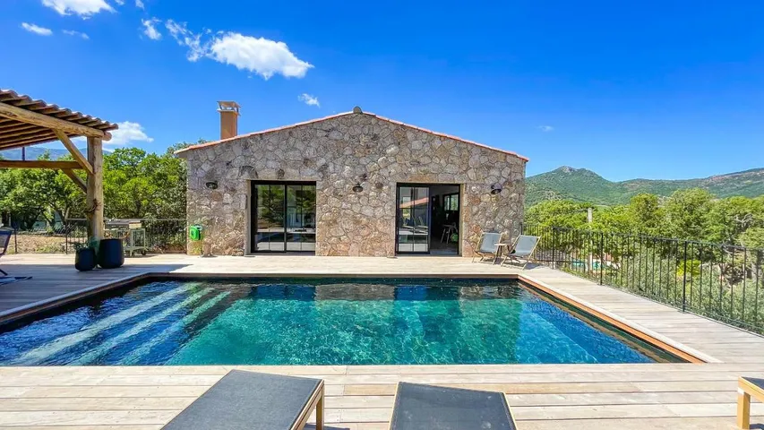 Chalet para 10 personas, con terraza además de jardín y piscina - 1